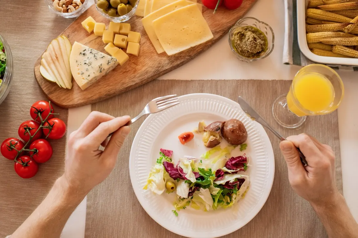 Deux personnes à table, devant un vrai repas